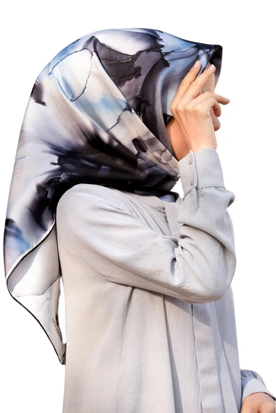% 57 İPEK % 43 VİSKON Twill İpek Batik Çiçek Desenli Gri - İndigo Renkli 90x90 Eşarp Kenar Dikiş Şekli El Dikişli ürün görseli 1