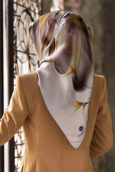 %100 Twill İpek Büyük Çiçek Desenli Bej - Gül Kurusu Renkli 90x90 Eşarp Dikim Şekli : El Dikişi ürün görseli 1