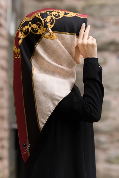 %100 Twill İpek Monogram Ve Barok Desenli Krem - Bordo Renkli 90x90 Eşarp Dikim Şekli : El Dikişi ürün görseli 1