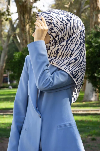 %100 Twill İpek Çizgi Desenli Krem - Lacivert Renkli 90x90 Eşarp Dikim Şekli : El Dikişi ürün görseli 1