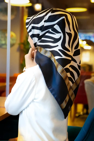 % 57 İPEK % 43 VİSKON Twill İpek Zebra Desenli Lacivert - Gold Renkli 90x90 Eşarp Dikim Şekli : El Dikişi ürün görseli 1