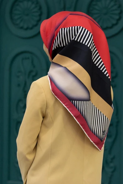 %100 Twill Renk Bloklu Çizgili Desenli Kırmızı - Bej Renkli 90x90 Eşarp Dikim Şekli: El Dikişii ürün görseli 1