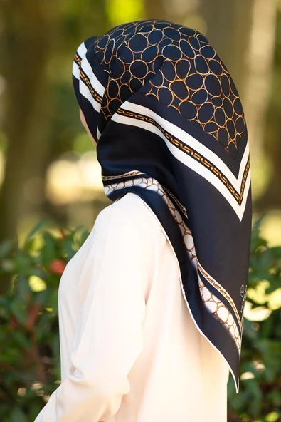 %100 Twill İpek Gold Halka Desenli Lacivert - Krem Renkli 90x90 Eşarp Dikim Şekli : El Dikişi ürün görseli 1
