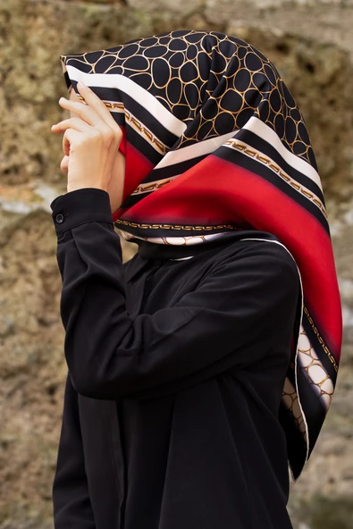 % 57 İPEK % 43 VİSKON Twill İpek Gold Halka Desenli Kırmızı - Siyah Renkli 90x90 Eşarp Dikim Şekli : El Dikişi ürün görseli 1