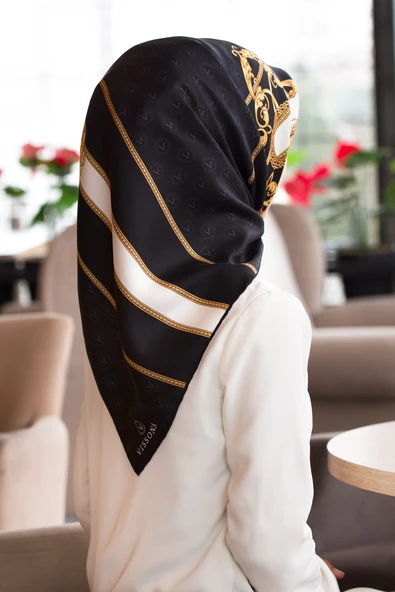 %100 Twill İpek Monogramlı Ve Barok Desenli Siyah - Gold Renkli 90x90 Eşarp Dikim Şekli : El Dikişi ürün görseli 1