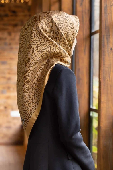 100% Twill İpek Etnik Motif Desenli Gold - Siyah Renkli 90x90 Dikim Şekli : El Dikişi Eşarp ürün görseli 1