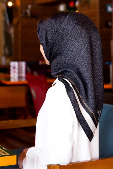 %100 Twill İpek Leopar Desenli Siyah Renkli 90x90 Eşarp Dikim Şekli : El Dikişi ürün görseli 1