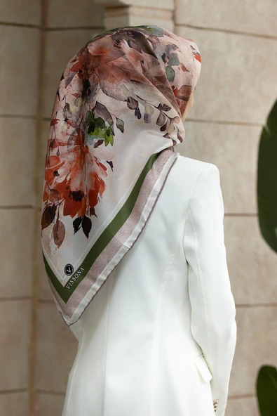 %100 Twill İpek Bahar Çiçekleri Desenli Narçiçeği - Haki Renkli 90x90 Eşarp Dikim Şekli : El Dikişi ürün görseli 1