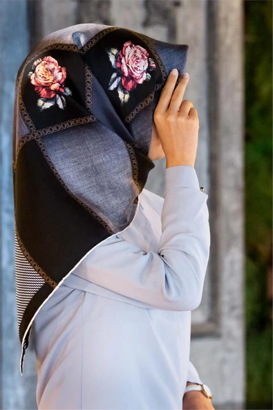 %100 Twill İpek Dokulu Çiçekli Ve Geometrik Desenli Siyah - Gri Renkli 90x90 Eşarp Dikim Şekli : El Dikişi ürün görseli 1