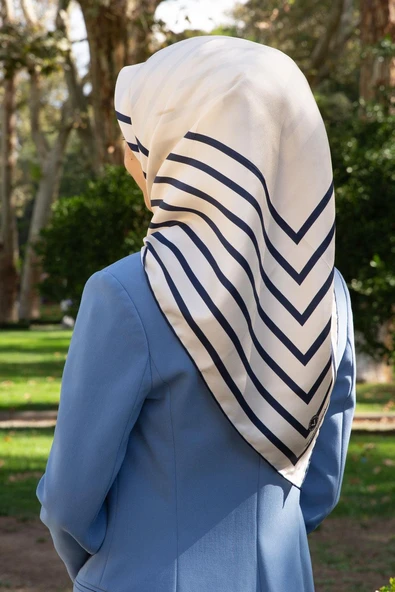 %100 Twill İpek Çizgili Desenli Krem -  Lacivert Renkli 90x90 Eşarp Dikim Şekli : El Dikişi ürün görseli 1
