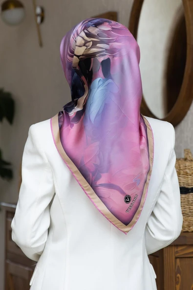 %100 Twill İpek Dumanlı Çiçek Desenli Pembe Renkli 90x90 Eşarp Kenar Dikiş Şekli El Dikişli ürün görseli 1