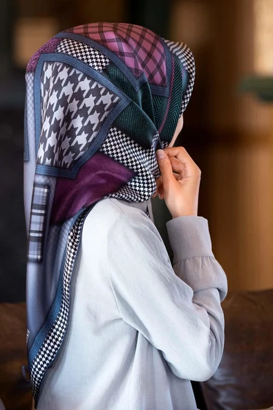 %100 Twill İpek Kazakayaklı Ve Ekose Desenli Gri - Gümüş Renkli 90x90 Eşarp Dikim Şekli : El Dikişi ürün görseli 1