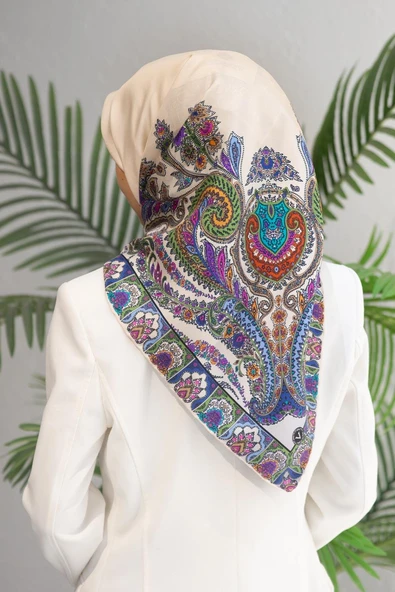 100% Twill İpek Etnik Desenli Krem Renkli 90x90 Dikim Şekli : El Dikişi Eşarp ürün görseli 1