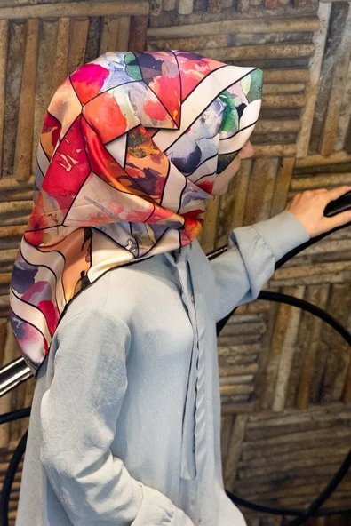%100 Twill İpek Bahar Çiçekleri Desenli Gri - Kırmızı Renkli 90x90 Eşarp Kenar Dikiş Şekli El Dikişli ürün görseli 1