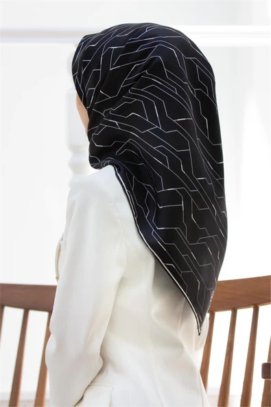 %100 Twill İpek Geometrik Desenli Siyah - Gri Renkli 90x90 Eşarp Dikim Şekli : El Dikişi ürün görseli 1