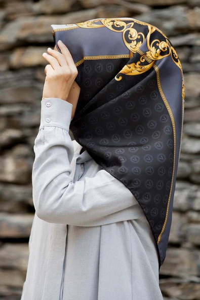 %100 Twill İpek Monogram Ve Barok Desenli Siyah - Gri Renkli 90x90 Eşarp Dikim Şekli : El Dikişi ürün görseli 1