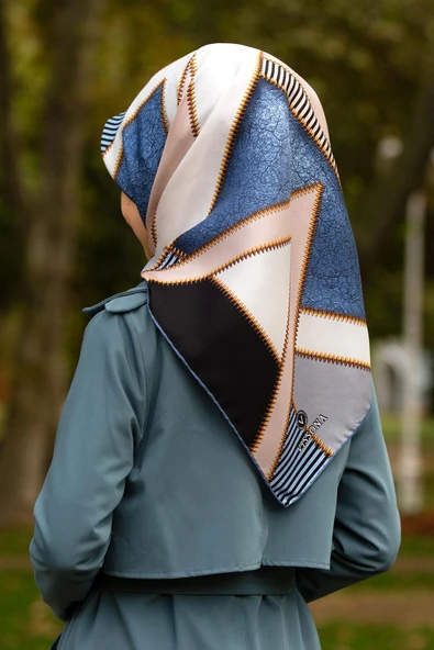 %100 Twill İpek Geometrik Desenli Bebe Mavisi - Siyah Renkli 90x90 Eşarp Dikim Şekli : El Dikişi ürün görseli 1