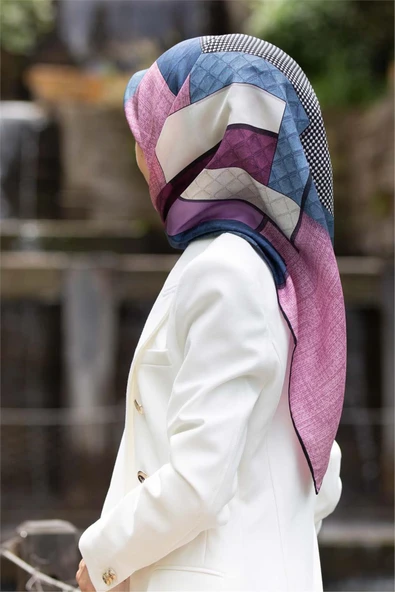 %100 Twill İpek Kazayaklı Ve Geometrik Desenli Pembe - İndigo Renkli 90x90 Eşarp Dikim Şekli : El Dikişi ürün görseli 1