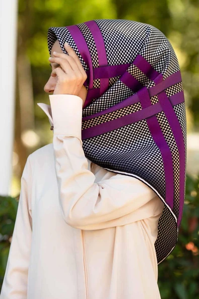 %100 Twill İpek Kazayağı Desenli Krem - Mürdüm Renkli 90x90 Eşarp Dikim Şekli : El Dikişi ürün görseli 1