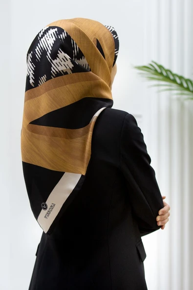 %100 Twill İpek Kazayağı Desenli Gold - Siyah Renkli 90x90 Eşarp Kenar Dikiş Şekli El Dikişli ürün görseli 1