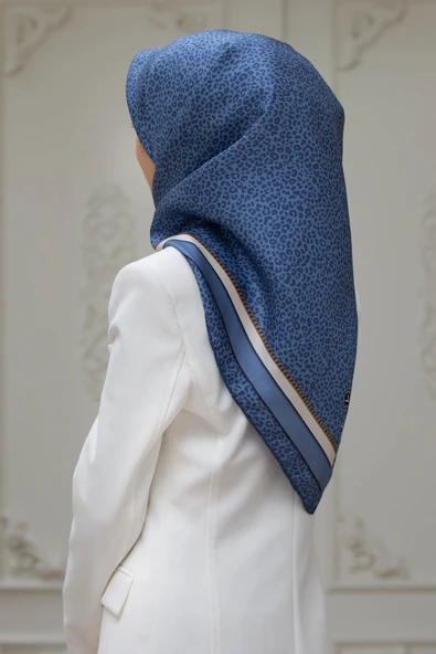% 57 İPEK % 43 VİSKON Twill İpek Leopar Desenli İndigo - Krem Renkli 90x90 Eşarp Dikim Şekli : El Dikişi ürün görseli 1