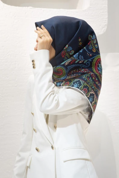 100% Twill İpek Etnik Desenli Lacivert - Bordo Renkli 90x90 Dikim Şekli : El Dikişi Eşarp ürün görseli 1