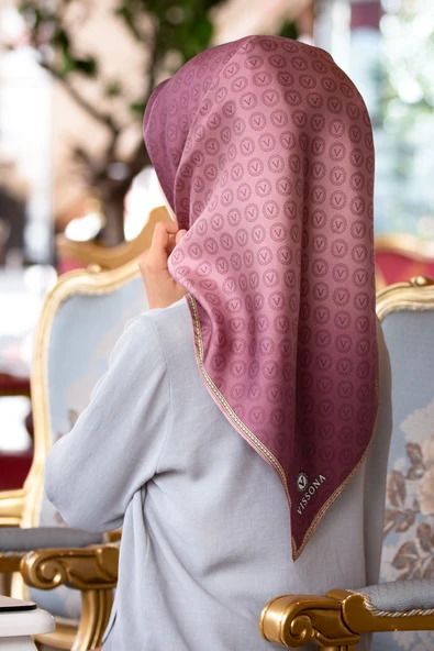 %100 Twill İpek Monogram Desenli Gül Kurusu Renkli 90x90 Eşarp Dikim Şekli : El Dikişi ürün görseli 1