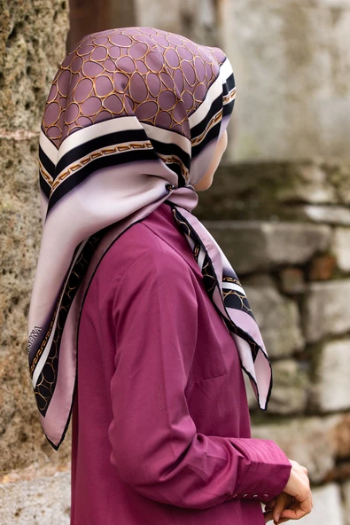 % 57 İPEK % 43 VİSKON Twill İpek Gold Halka Desenli Pudra - Siyah Renkli 90x90 Eşarp Dikim Şekli : El Dikişi ürün görseli 1