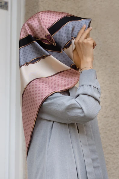 % 57 İPEK % 43 VİSKON Twill İpek Puantiyeli Ve Geometrik Desenli Pudra - Gri Renkli 90x90 Eşarp Dikim Şekli : El Dikişi ürün görseli 1