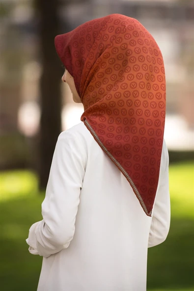 % 57 İPEK % 43 VİSKON Twill İpek Monogram Desenli Taba Renkli 90x90 Eşarp Dikim Şekli : El Dikişi ürün görseli 1