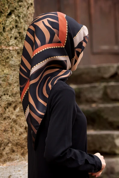 %100 Twill İpek Zebra Desenli Gold - Siyah Renkli 90x90 Eşarp Dikim Şekli : El Dikişi ürün görseli 1