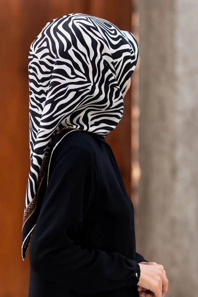 %100 Twill İpek Zebra Desenli Siyah - Krem Renkli 90x90 Eşarp Dikim Şekli : El Dikişi ürün görseli 1