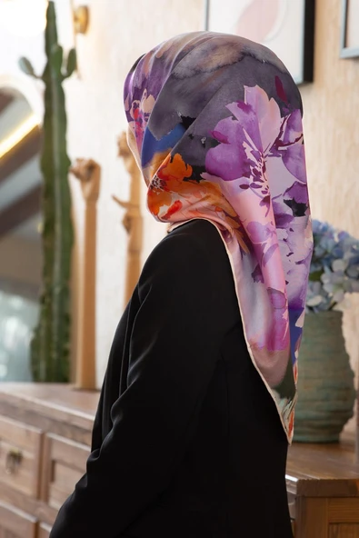 %100 Twill İpek Çiçek  Desenli Krem - Turuncu Renkli 90x90 Eşarp Dikim Şekli : El Dikişi ürün görseli 1