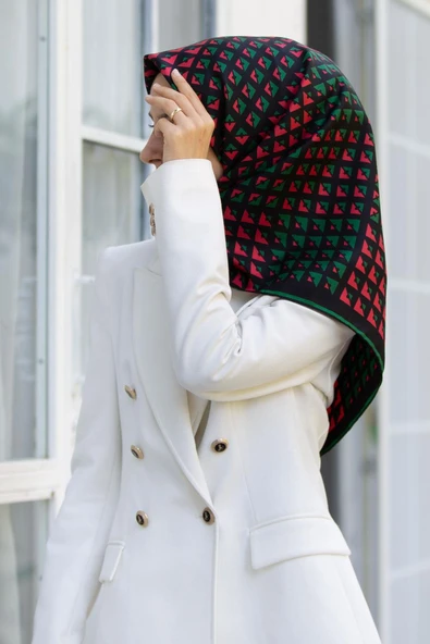 %100 Twill İpek Geometrik Desenli Kırmızı - Zümrüt Yeşili Renkli 90x90 Eşarp Dikim Şekli : El Dikişi ürün görseli 1