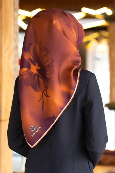 % 57 İPEK % 43 VİSKON Twill İpek Çiçek Desenli Taba Renkli 90x90 Dikim Şekli : El Dikişi Eşarp ürün görseli 1