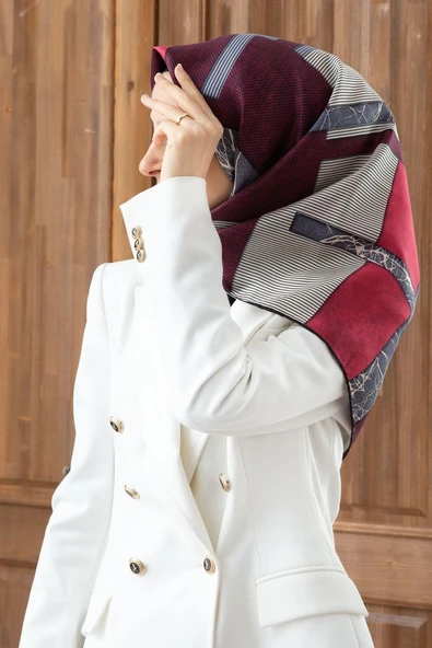 %100 Twill İpek Geometrik Desenli Siyah - Kırmızı Renkli 90x90 Eşarp Dikim Şekli : El Dikişi ürün görseli 1
