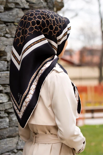 %100 Twill İpek Gold Halka Desenli Siyah - Krem Renkli 90x90 Eşarp Dikim Şekli : El Dikişi ürün görseli 1