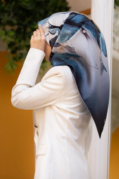 %100 Twill İpek Batik Çiçek Desenli Turkuaz - Gri Renkli 90x90 Eşarp Dikim Şekli : El Dikişi ürün görseli 1