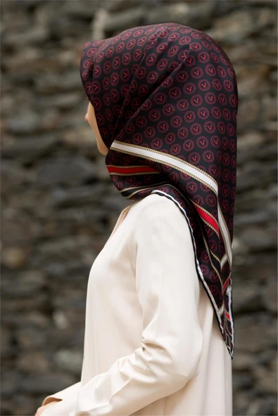 %100 Twill İpek Monogram Desenli Siyah - Bordo Renkli 90x90 Eşarp Dikim Şekli : El Dikişi ürün görseli 1