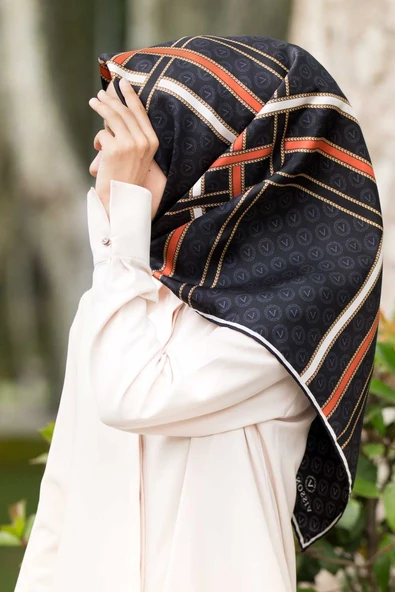 %100 Twill İpek Gold Şeritli Monogram Desenli Siyah - Taba Renkli 90x90 Eşarp Dikim Şekli : El Dikişi ürün görseli 1