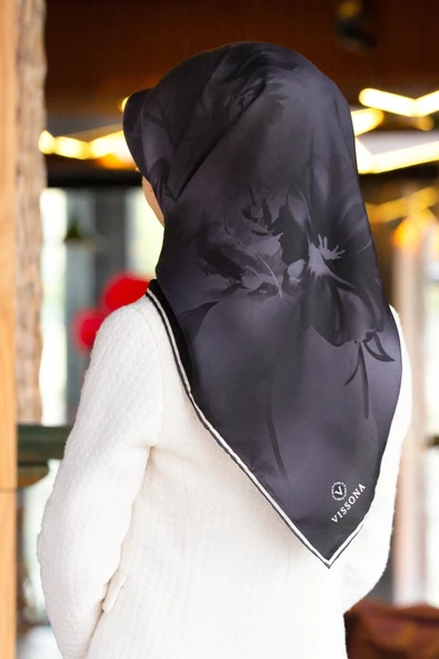 100% Twill İpek Çiçek Desenli Füme Renkli 90x90 Dikim Şekli : El Dikişi Eşarp ürün görseli 1