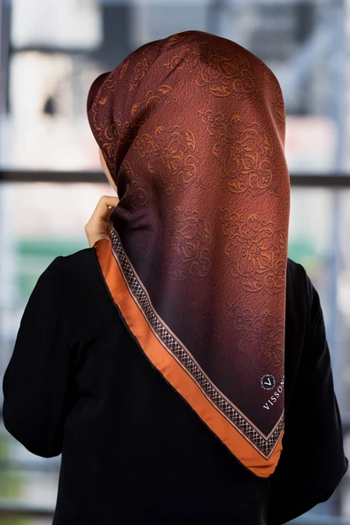 % 57 İPEK % 43 VİSKON Twill Barok Desenli Taba Renkli 90x90 Eşarp Dikim Şekli: El Dikişi ürün görseli 1