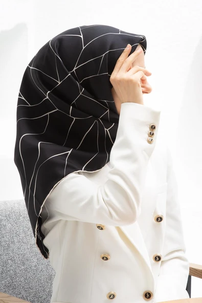 %100 Twill İpek Çizgi Desenli Siyah Krem Renkli 90x90 Eşarp Dikim Şekli : El Dikişi ürün görseli 1