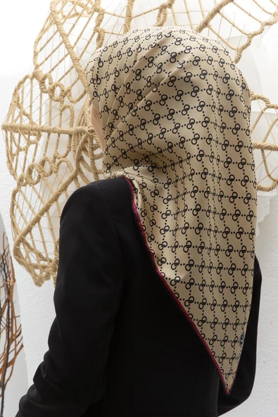 %100 Twill İpek Geometrik Desenli Siyah - Bej Renkli 90x90 Eşarp Dikim Şekli : El Dikişi ürün görseli 1