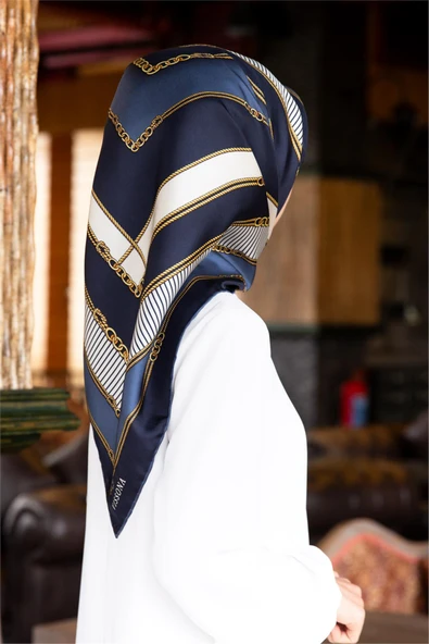 %100 Twill İpek Zincir Detaylı Geometrik Desenli Lacivert - İndigo Renkli 90x90 Eşarp Dikim Şekli : El Dikişi ürün görseli 1