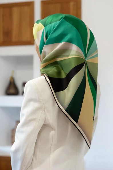 %100 Twill İpek Geometrik Desenli Zümrüt Yeşili Renkli 90x90 Eşarp Dikim Şekli : El Dikişi ürün görseli 1