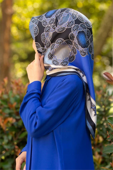%100 Twill Türk Motifi  Desenli Bebe Mavisi - Saks Renkli 90x90 Eşarp Dikim Şekli: El Dikişi ürün görseli 1