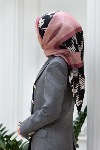 %100 Twill İpek Kazayağı Desenli Pudra - Siyah Renkli 90x90 Eşarp Kenar Dikiş Şekli El Dikişli ürün görseli 1