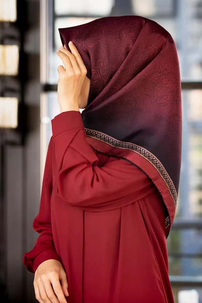 % 57 İPEK % 43 VİSKON Twill Barok Desenli Bordo Renkli 90x90 Eşarp Dikim Şekli: El Dikişi ürün görseli 1