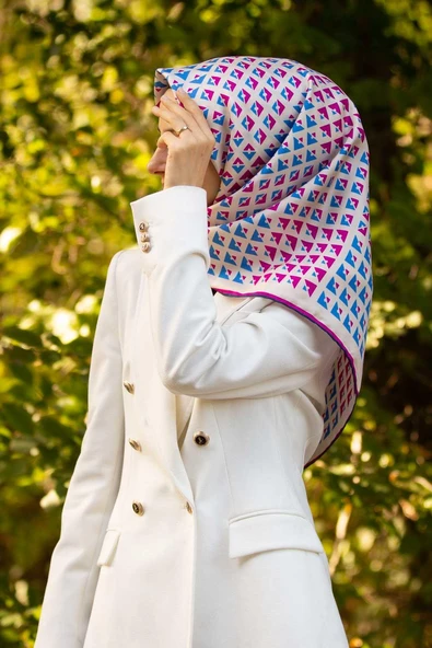 %100 Twill İpek Geometrik Desenli Saks - Fuşya Renkli 90x90 Eşarp Dikim Şekli : El Dikişi ürün görseli 1